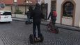 Na Staroměstském náměstí a Pražském hradě můžete stále potkat turisty na segwayích, zákaz bude platit, až po nainstalování všech značek.