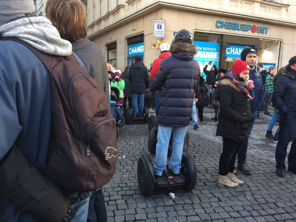 Na Staroměstském náměstí a Pražském hradě můžete stále potkat turisty na segwayích, zákaz bude platit až po nainstalování všech značek.