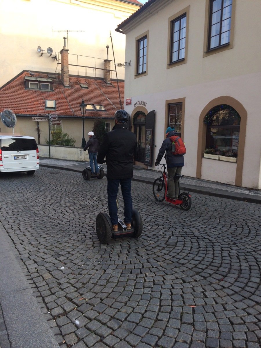 Asociace segwayů chce žalovat Prahu za zákaz segwayů.