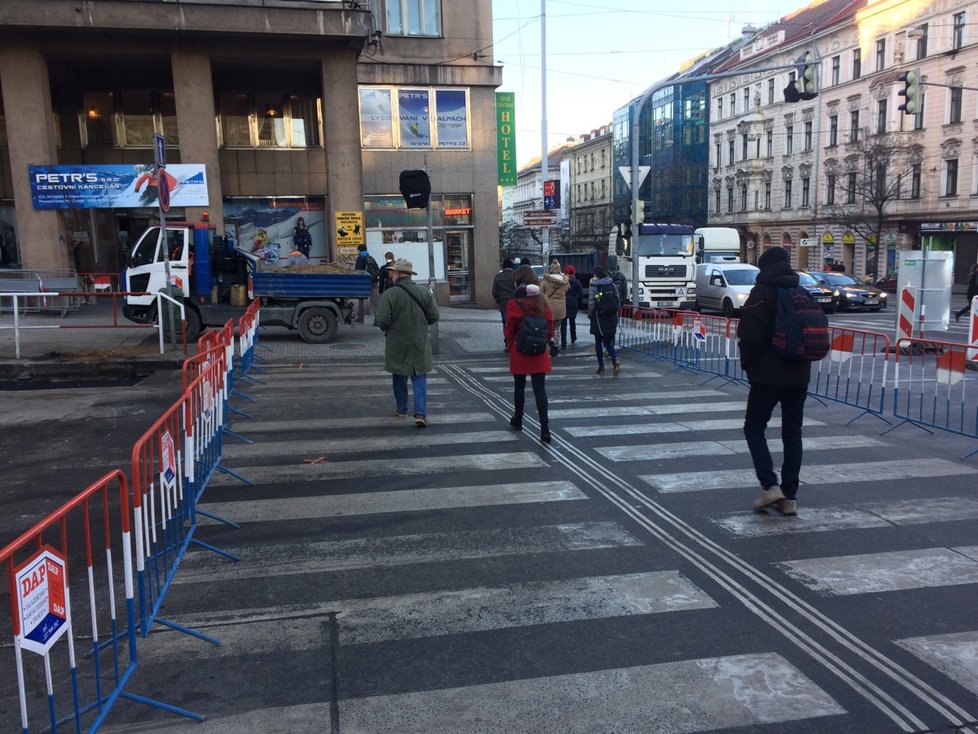 Na Staroměstském náměstí a Pražském hradě můžete stále potkat turisty na segwayích, zákaz bude platit až po nainstalování všech značek.