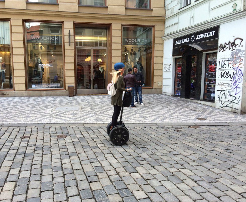 Asociace segwayů chce žalovat Prahu za zákaz segwayů.