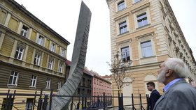 Žižkov vzpomíná na Seiferta: V ulicích, kde vyrůstal, postavili stuhu s jeho verši