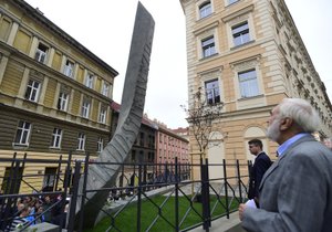Dramatik a scenárista Zdeněk Svěrák (vpravo) se 19. září v Praze zúčastnil slavnostního odhalení plastiky k poctě nositele Nobelovy ceny za literaturu Jaroslava Seiferta.