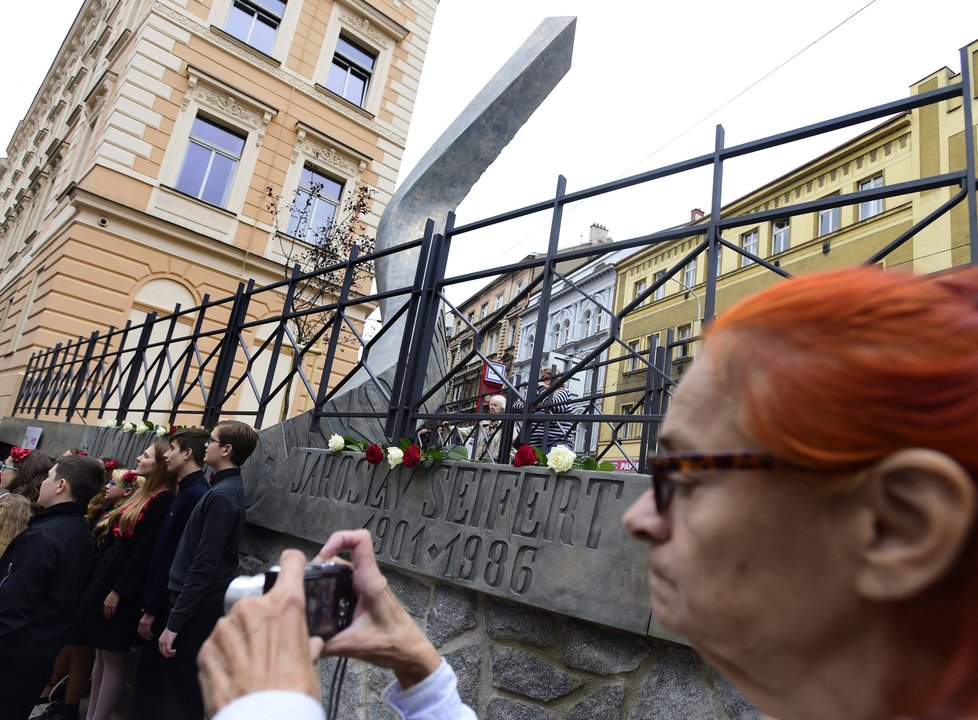 Plastika k poctě nositele Nobelovy ceny za literaturu Jaroslava Seiferta byla slavnostně odhalena 19. září v Praze.