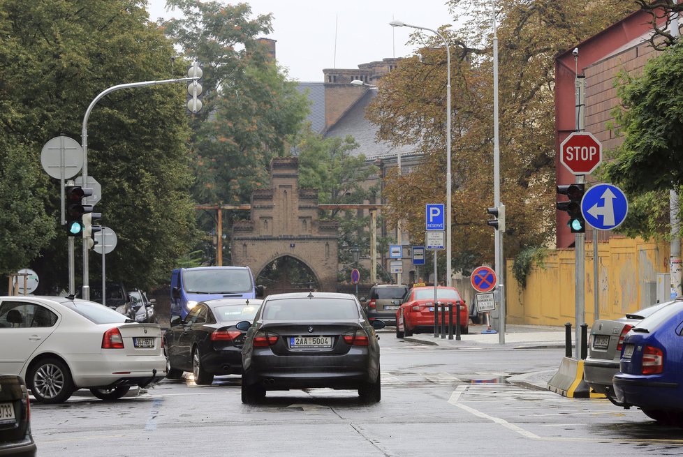 Na Sokolské, která vede z centra na Nuselský most, naopak semafory zatím fungují.