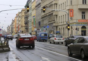 Semafory stojí za Nuselským mostem - na křižovatce Legerovy s Wenzigovou.