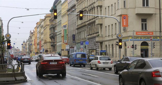 Praha experimentuje na řidičích. Semafory na magistrále zapíná, vypíná a zapíná