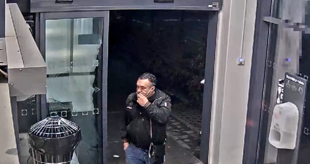Policisté pátrají po kapsářích, kteří v Praze 5 okradli seniora.