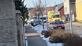 Vážná nehoda v Březiněvsi: Auto srazilo seniora (66) na kole, skončil v nemocnici