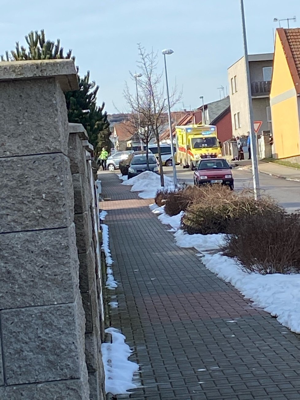 Nehoda v Březiněvsi, auto tam srazilo seniora na kole (19. 2. 2021).