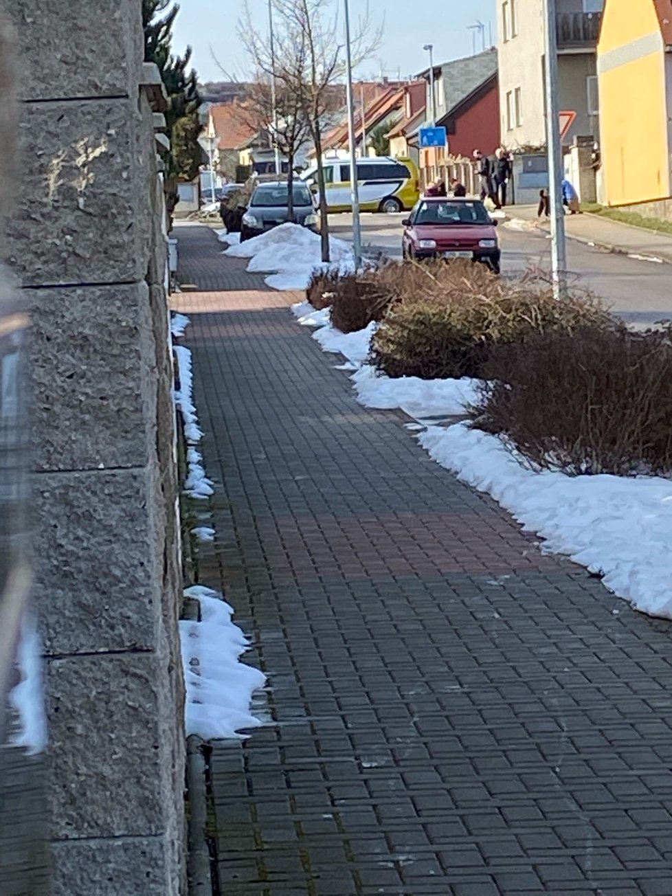 Nehoda v Březiněvsi, auto tam srazilo seniora na kole (19. 2. 2021).