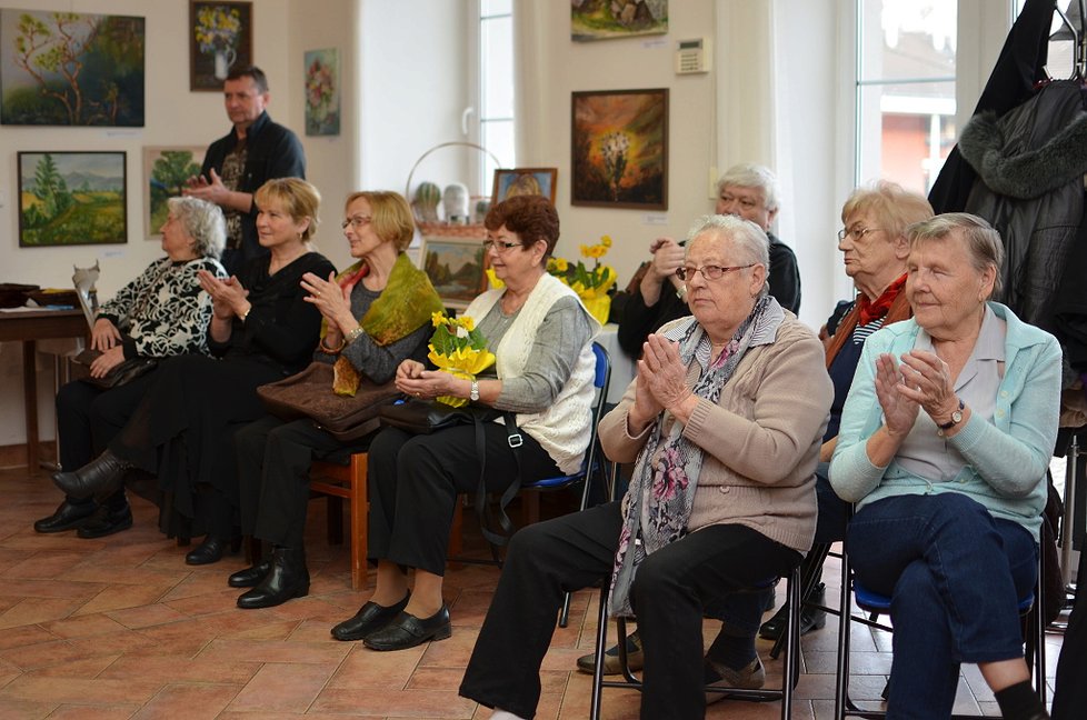 Na výstavu Pestrý život seniorů se můžete podívat až do 1. dubna.