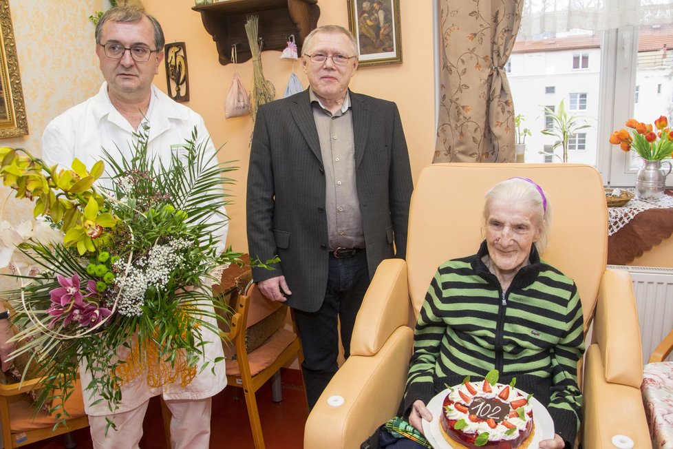 Seniorce popřál personál včetně ředitele vršovické léčebny a starosta Prahy 10.