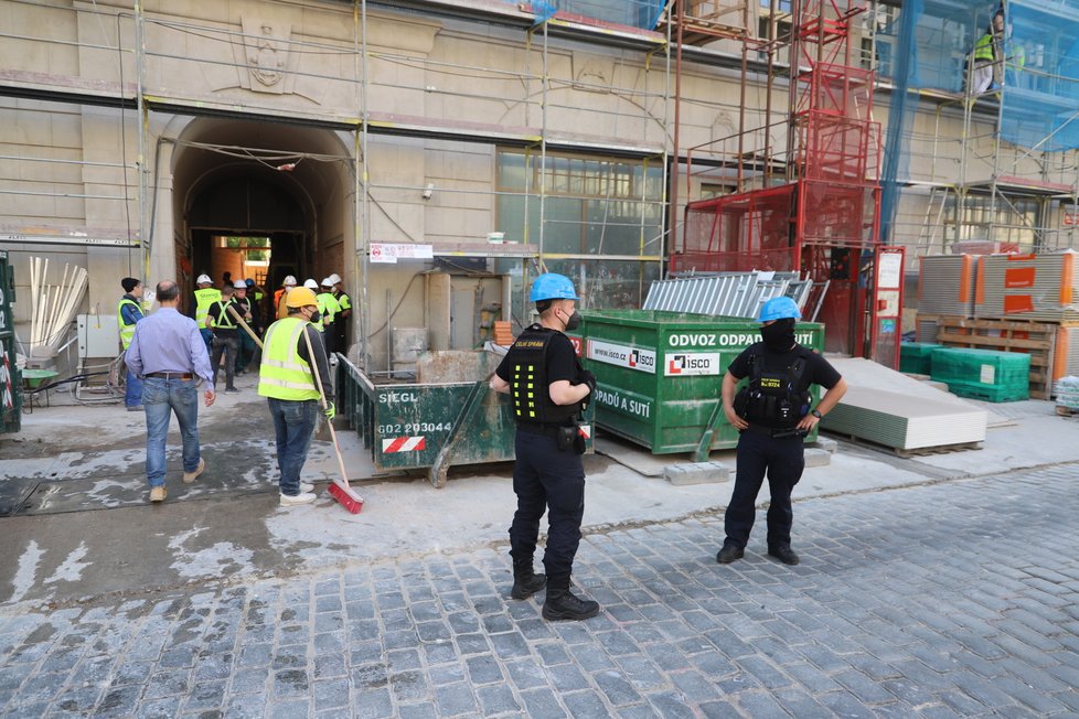 Kontrola na stavbě na Senovážném náměstí, do akce vyrazilo 50 celníků i psi. (2. června 2021)