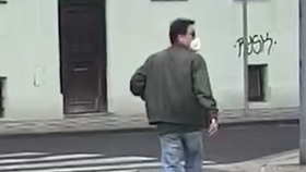 Policisté pátrají po muži, který sexuálně obtěžuje kolemjdoucí ženy v pražských ulicích.