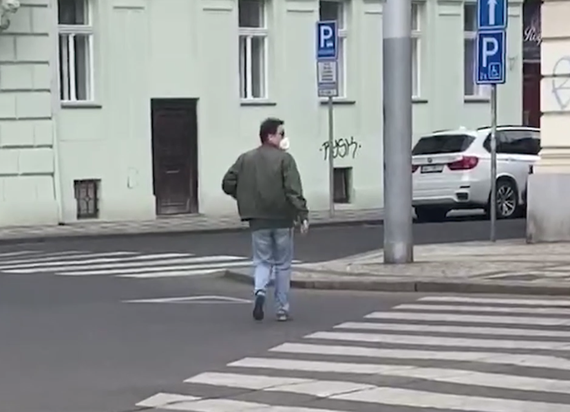 Policisté pátrají po muži, který sexuálně obtěžuje kolemjdoucí ženy v pražských ulicích.