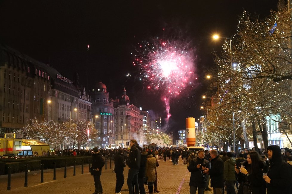 Takhle se v Praze slavil příchod nového roku 2020.