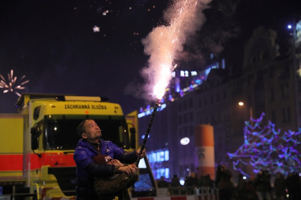 Takhle se v Praze slavil příchod nového roku 2020.