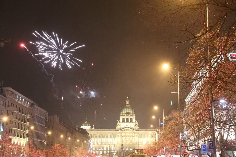 Takhle se v Praze slavil příchod nového roku 2020.