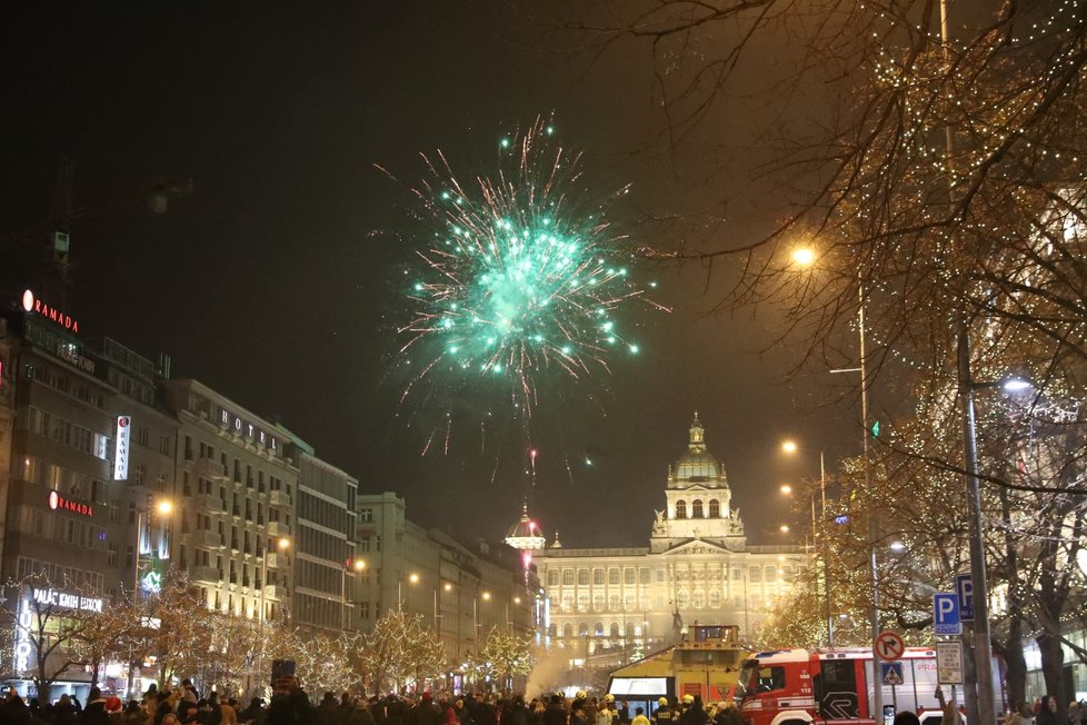 Takhle se v Praze slavil příchod nového roku 2020.
