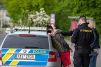 Zloději instalovali na bankomat speciální čtečku karet, přišli si na statisíce! Policie je zadržela