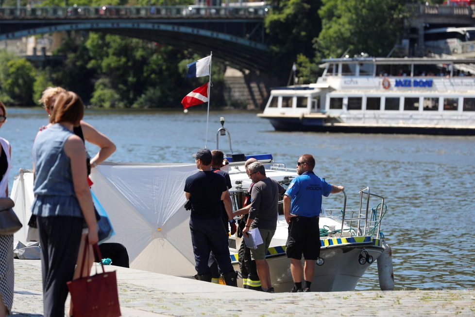 Dvacetiletý mladík skočil do Vltavy a už nevyplaval. Jeho tělo našli o 14 hodin později.