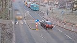 Školačku na přechodu v Milovicích málem smetlo auto. Kdo udělal chybu? Expert: Řidič by měl předvídat