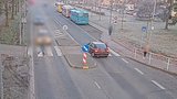 Centimetry od tragédie! Řidič na přechodu v Milovicích jen těsně minul školačku