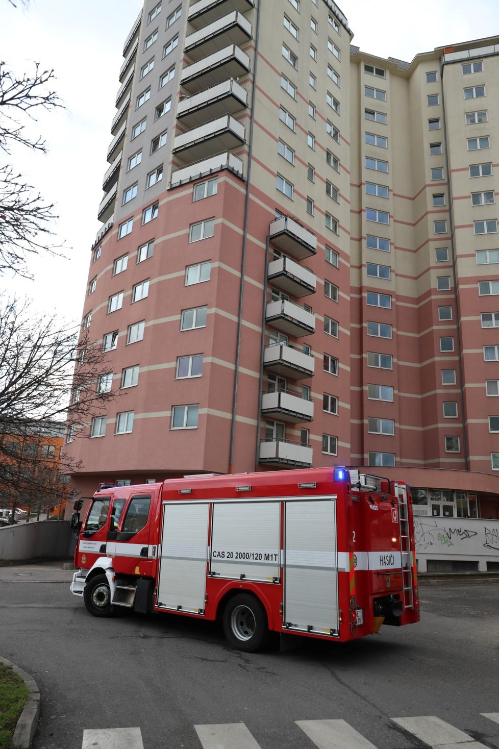Hasiči zasahovali 29. prosince 2020 ve Slánské ulici v Praze - obyvatelé podle mluvčího pražských hasičů Martina Kavky pocítili výkyv budovy.