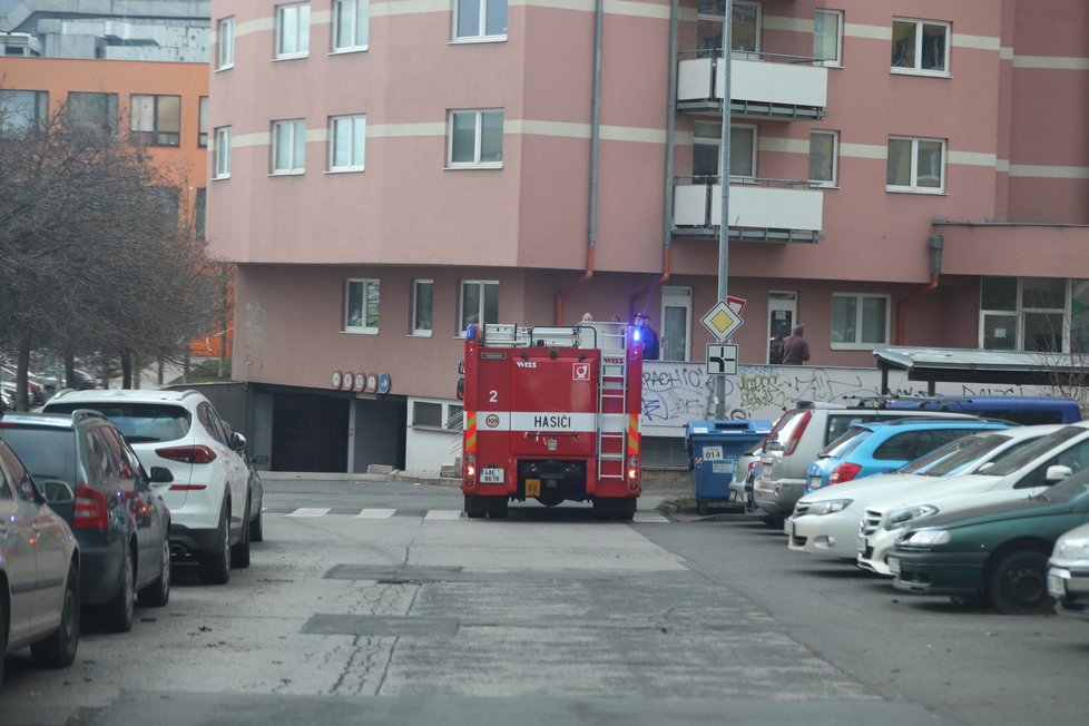 Hasiči zasahovali 29. prosince 2020 ve Slánské ulici v Praze - obyvatelé podle mluvčího pražských hasičů Martina Kavky pocítili výkyv budovy.