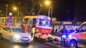 Starou paní v Praze srazila tramvaj