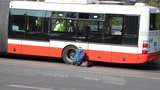 Babička (70) skončila pod koly autobusu MHD na Kačerově! Ve vážném stavu ji převezli do nemocnice