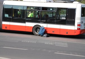 Chodkyně skončila pod koly autobusu v Sliačské ulici v Praze 4. (17. 4. 2020)