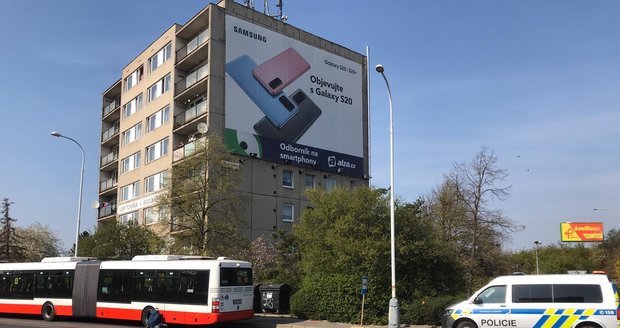 Chodkyně skončila pod koly autobusu v Sliačské ulici v Praze 4. (17. 4. 2020)