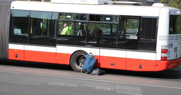 Babička (70) skončila pod koly autobusu MHD na Kačerově! Ve vážném stavu ji převezli do nemocnice