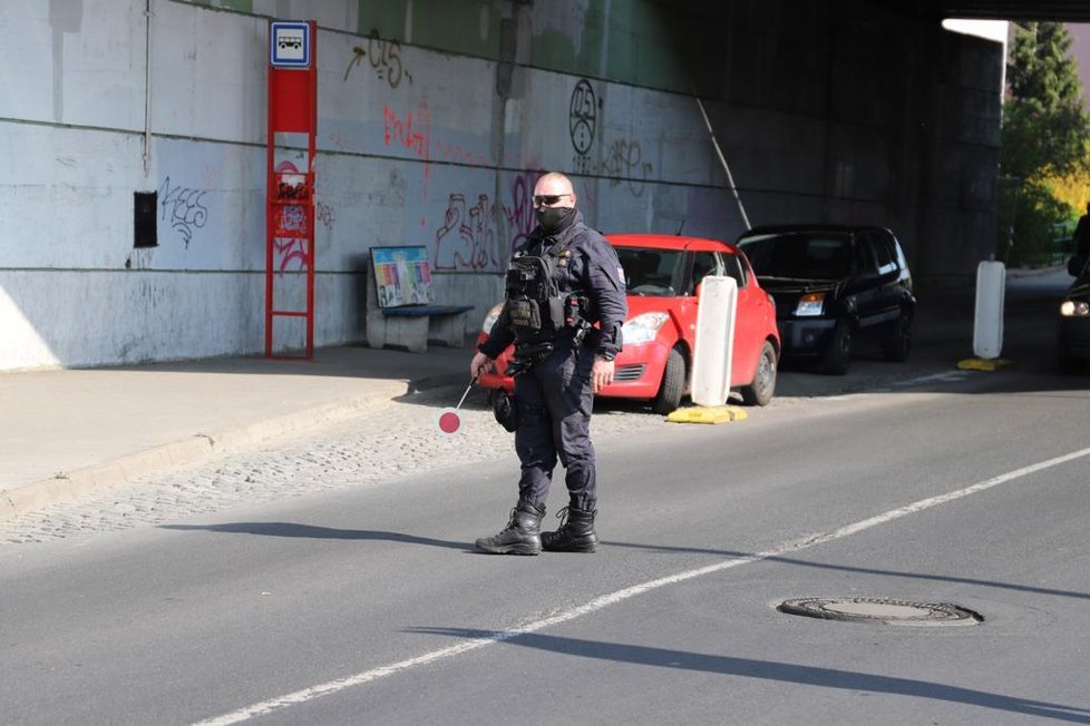 Chodkyně skončila pod koly autobusu v Sliačské ulici v Praze 4. (17. 4. 2020)