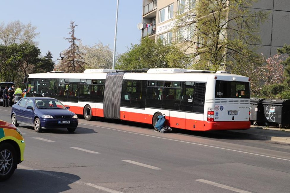 Chodkyně skončila pod koly autobusu v Sliačské ulici v Praze 4. (17. 4. 2020)