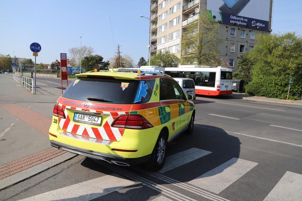 Chodkyně skončila pod koly autobusu v Sliačské ulici v Praze 4. (17. 4. 2020)