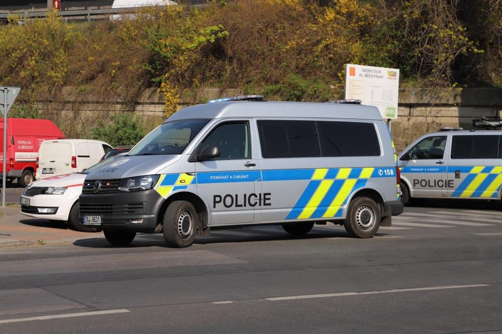 Chodkyně skončila pod koly autobusu v Sliačské ulici v Praze 4. (17. 4. 2020)