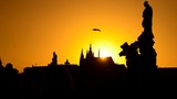 FOTO: Pražské mystérium ozvláštnilo panorama Hradčan. Slunce zapadalo nad ostatky světců a králů