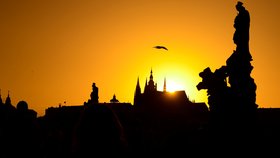 FOTO: Pražské mystérium ozvláštnilo panorama Hradčan. Slunce zapadalo nad ostatky světců a králů