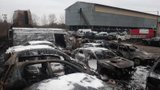 Obří požár u Prahy: Ve Slušticích shořelo autovrakoviště, škoda je pět milionů