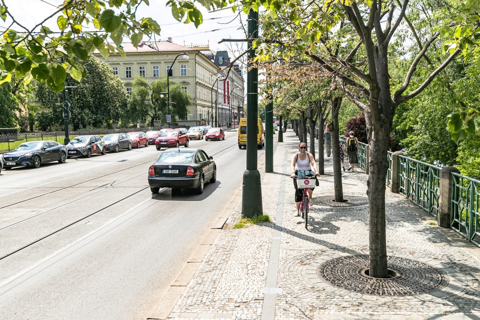 Smetanovo nábřeží v centru Prahy, 19. května 2020