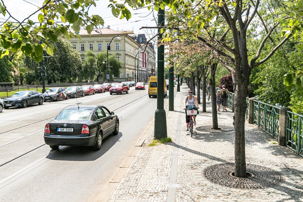 Smetanovo nábřeží v centru Prahy, 19. května 2020