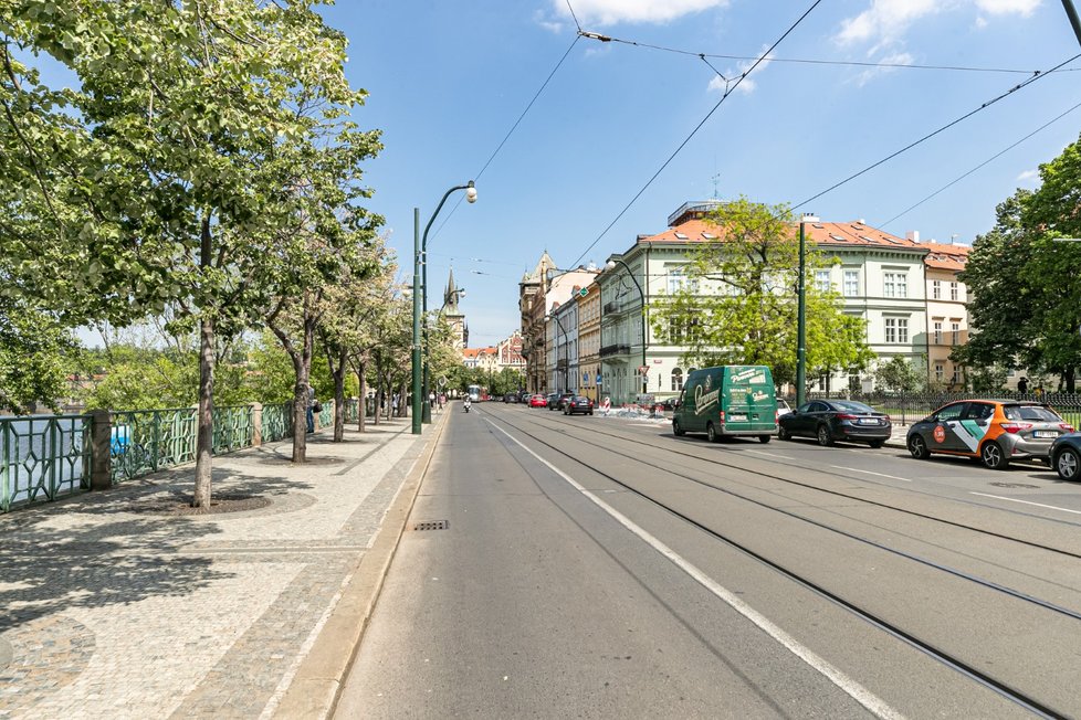 Smetanovo nábřeží v centru Prahy, 19. května 2020.