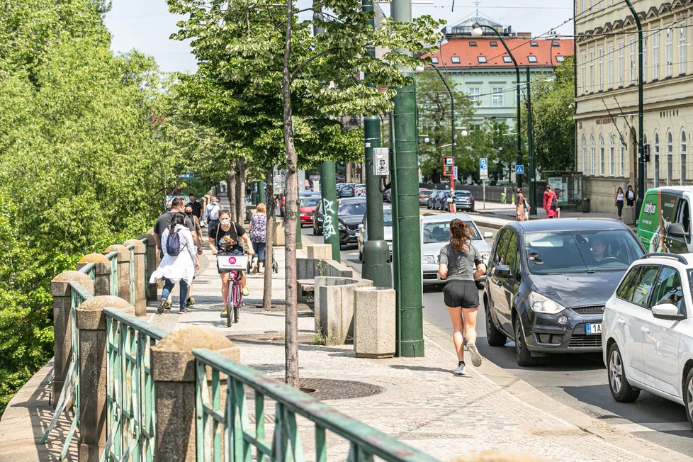 Smetanovo nábřeží v centru Prahy, 19. května 2020.