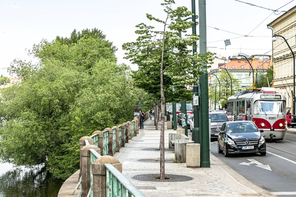 Smetanovo nábřeží v centru Prahy, 19. května 2020.