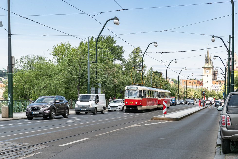 Smetanovo nábřeží v centru Prahy, 19. května 2020