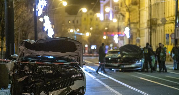 Zběsilá honička v centru Prahy: Gauner schválně sejmul policejní auta, zranila se policistka