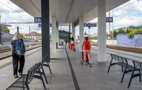 Čtyři koleje a až 140 km/h: Přestavba trati mezi Smíchovem a Černošicemi za 4,2 miliardy je hotová